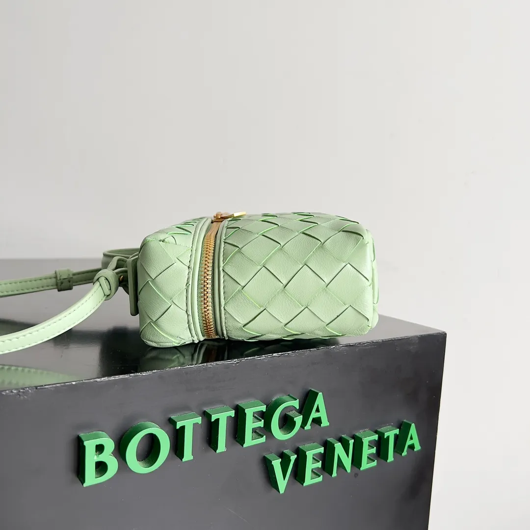 Batch 1360 Bottega Veneta 24 spring and summer woven zipper crossbody bag. A crossbody bag that can be used as a cosmetic bag. The exquisite weaving and compact body are an indispensable accessory for the upcoming summer. The double zipper also better protects the bag. It has a large capacity. If you like it, don’t miss it. Style number: 789109 Size: 22*12.5*5cm